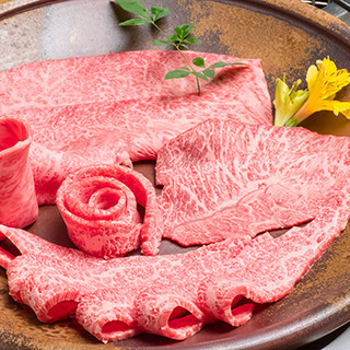 有名銘柄の国産黒毛和牛のしゃぶしゃぶと焼肉を堪能