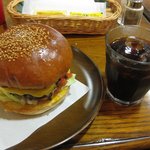 アームズ ピクニック - チーズバーガーとアイスコーヒー