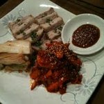 韓国家庭料理 東大門タッカンマリ - ポッサム。ゆで豚とキムチのあっさりとした絶妙なバランスがとても良い。