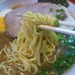 国民食堂 - 2011年10月：魚介パンチ AKRの麺のアップ。