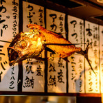 Mo Ashibi - 天井からぶら下がる魚のオブジェ