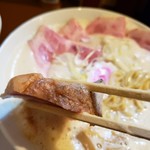 鶏そば 啜る - レアチャーシュー当たり⁉️端でかなりの厚さです