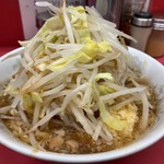 ラーメン二郎 - 小ラーメン 麺半分 ニンニク・野菜・カラメ（650円）