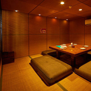 Mo Ashibi - 天井、床、壁がすべて畳の和空間
