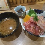 沼津海いち - ランチ丼3色＋味噌汁･小鉢 (税込み 980円)