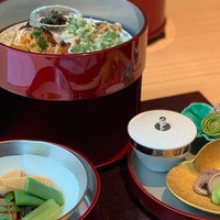 KIZAHASHI - 三段弁当（アサリの冷製茶碗蒸し・筍姫皮寄せ・梅肉・鯛の子旨煮・いさぎ飴煮・一寸豆・飯蛸・木の芽・油目胡麻酢和え・こごみ・茗荷・ぶぶあられ・鯛木の芽焼き・舞茸と蓮の葉の天麩羅・ミニトマト南蛮漬け・蕗の壺佃煮・若竹煮・若布・蕗・人参・モロッコいんげん・木の芽）