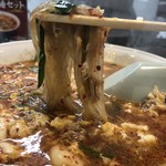 辛麺本舗 さやか - 麺リフト