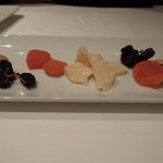 Les des - 軽いつまみ（干しぶどう、あんず、チーズ、アーモンド）