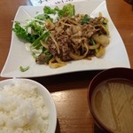 肉系居酒屋 肉十八番屋 - 牛バラスタミナ炒め定食(800円税込)