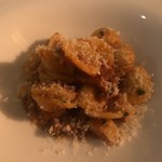 デルフィーナ - 仔羊を煮込んだトマトソースパスタ オレキエッテ耳型のショートパスタ チーズ掛け