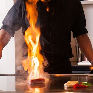 全長3.6mの迫力ある鉄板のあるカウンター席は人気のお席です