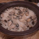 まごわやさしい - きのこと牡蠣の土鍋炊き込み