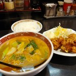 四川ラーメン - 四川ラーメン＋唐揚げセット[唐揚げ＋ライス]＝合計800円(税別)。