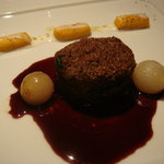 オーベルジュ・ド・リル - エゾ鹿ロース肉のパセリ風味　ネズの実のソース