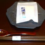 神保町 傳 - 最初に出てきたのは市販のお菓子と思いきや…