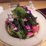 神保町 傳 - 採れたて野菜のサラダ。インカ的な珍しい野菜のほか、なでしこなどのお花も食べられちゃいます