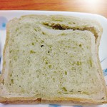 新出製パン所 - 今月のパン。よもぎ