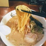 らーめん むつみ屋 - 西山っぽい麺は北海道を思い起こさせる。