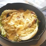 アル ソリーソ - 自家製ベーコンとキャベツのとろーりチーズ焼き