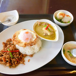 ポム タイ料理 - ランチメニューのグリーンカレー＋ガパオ 800円
生春巻きとスープ、タピオカココナッツミルク付き