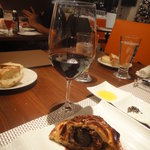 ビストロ ダイア - 丸々一個入った黒トリュフは、ポムロールの土の香りのするワインと（シャトー・クロア・デュ・キャス）