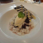 ビストロ ダイア - ラフランスの赤ワインコンポートとアイスクリーム、塩チョコ