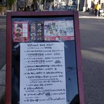 地下鉄四ツ橋線の四ツ橋からテクテクと歩いて来るとランチボードが見えてきます。 さあ、何を食べましょうかね～。