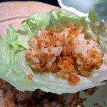 ラヴィリンス - 次は、レタスを少し切って、その上に乗っけて食べます。