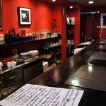 ラヴィリンス - 黒いカウンターに白いチェアーとなっています。 渋いですね。