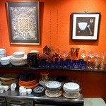 ラヴィリンス - 椅子に座って正面を見ると、グラスや器にもコダワリがある感じがしますね。 右側の丼と箸の絵が、いい感じですね。 こういう感じは大好きです。