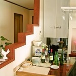 アコテ - カウンターの奥は厨房