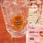 Sousan No Gyouza - ランチのお冷。瓶ビールグラスの人も