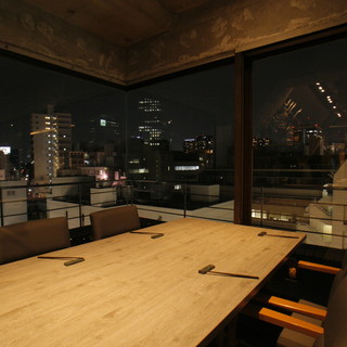 全面ガラス張りで開放感のある店内。3名様～8名様