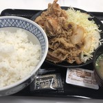 吉野家 - から揚げ牛皿定食 特盛 980円 定期券割引 -80円