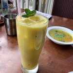 大衆食堂シックダール - ミントマンゴーラッシー