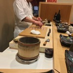 鮨 波づき - 板場にいる大将の所作を見るのも楽しい