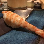 鮨 波づき - 車エビ…丁寧に殻から剥いて握ってくれます