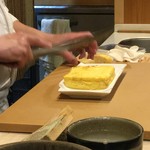 鮨 波づき - 〆の玉子を捌く大将