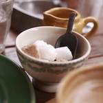 パティスリー・アラカンパーニュ - アンティーク風のカフェオレボウルにコーヒーのお砂糖