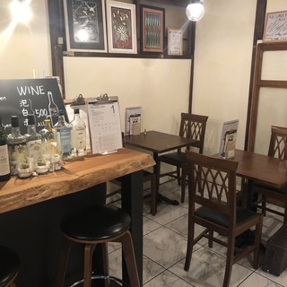 店内の奥にはテーブル席が4つあります