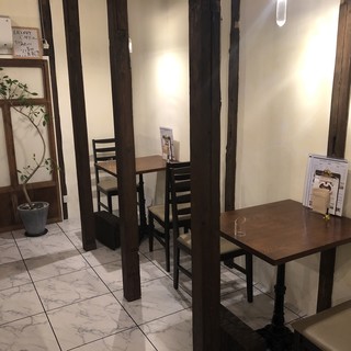 店内の奥にはテーブル席が4つあります