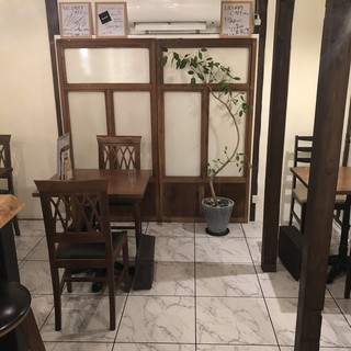 店内の奥にはテーブル席が4つあります