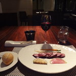 グランファミーユ・シェ松尾 - フランス産マグレ"鴨胸肉"のロースト、イタリアのボージョレ赤ワイン、フランスパン