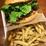 HANDSOME BURGER - ランチタイムをはずしての訪問。
                        改札付近では、すでに肉肉しい匂い。
                        バンズが特徴的ですかね〜