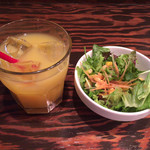ひいき屋 - オレンジジュースとサラダ
