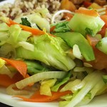 Heavenly Veggies - 左の炒め物の味付けが優しくて好みでした。右のキューブ状のサラダはスパイシー。
