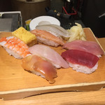 沼津魚がし鮨 - 8貫セット  660円