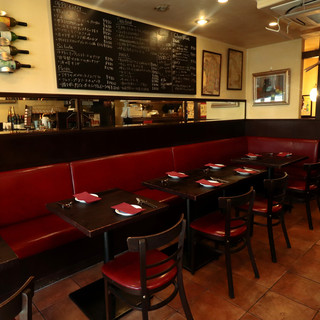 ワインレッドが印象的な店内。【半個室】も完備で記念日に最適