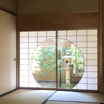 かふぇ楊梅亭 - 茶席「時雨」の円窓