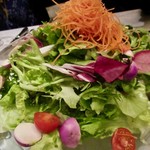Cerdi - 契約農家から届いた季節野菜のオーガニックサラダ（Mサイズ／1,680円）